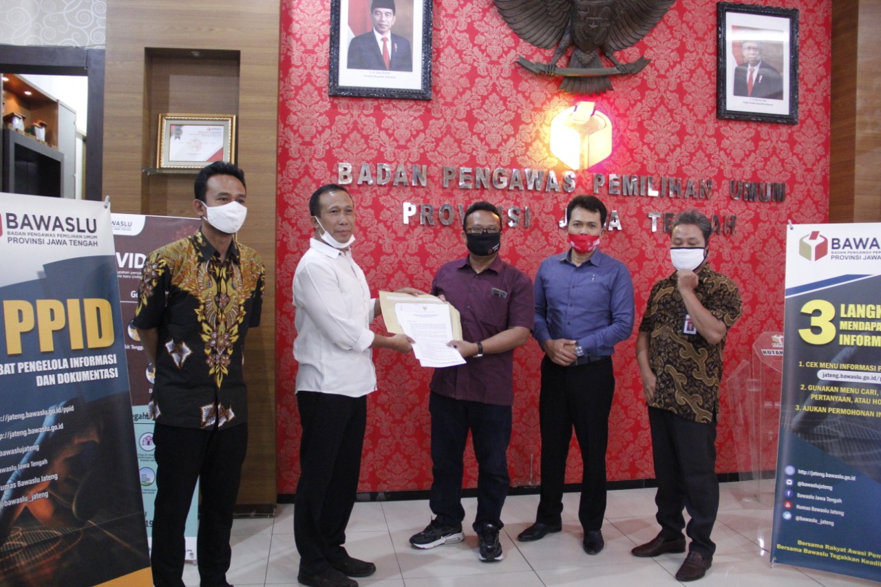 Komisi Informasi Serahkan Instrumen Pemeringkatan Keterbukaan Informasi