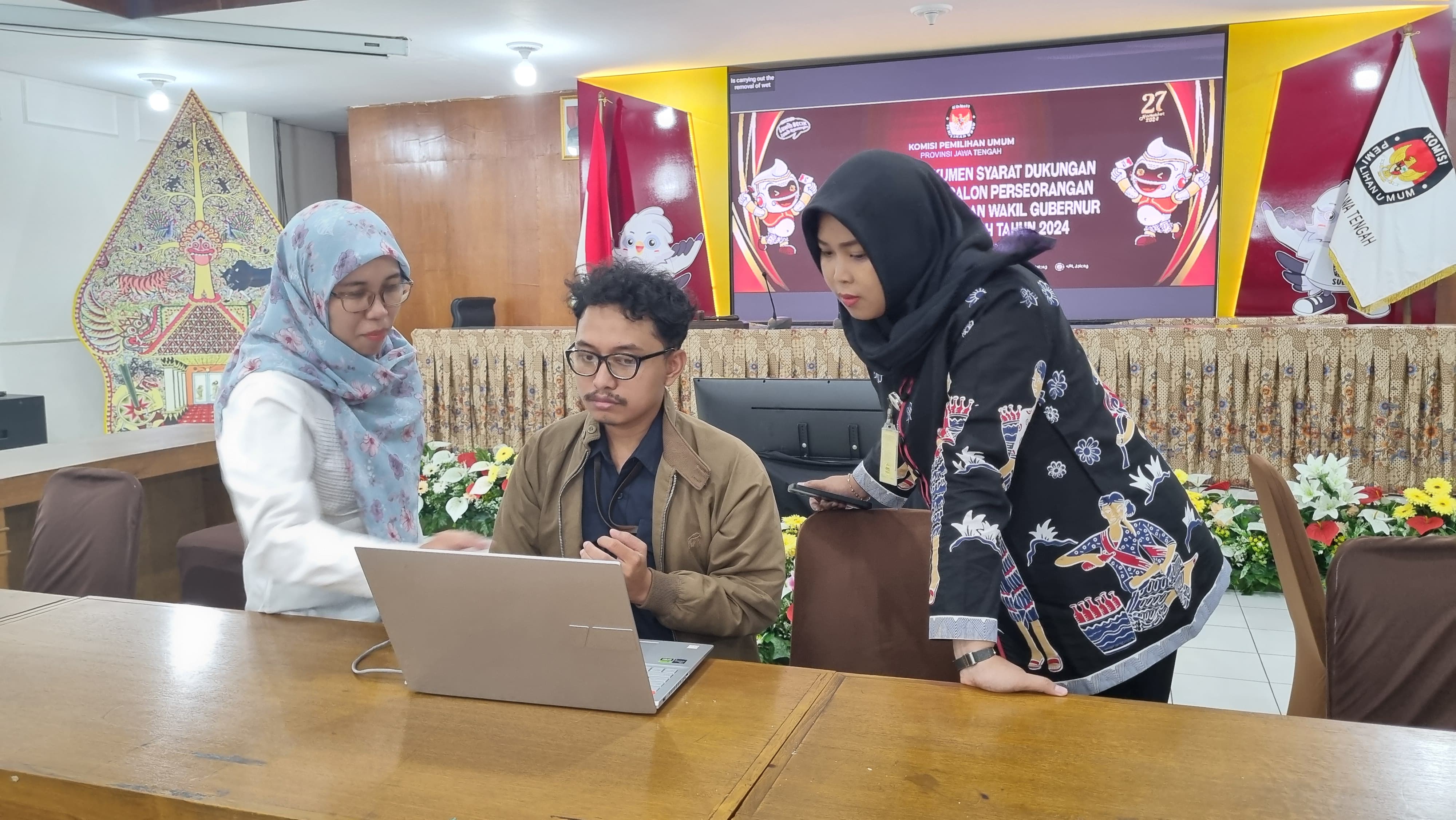 BAWASLU JATENG AWASI PENYERAHAN DOKUMEN SYARAT DUKUNGAN BAKAL PASANGAN CALON PERSEORANGAN PEMILIHAN GUBERNUR & WAGUB PROVINSI JAWA TENGAH TAHUN 2024