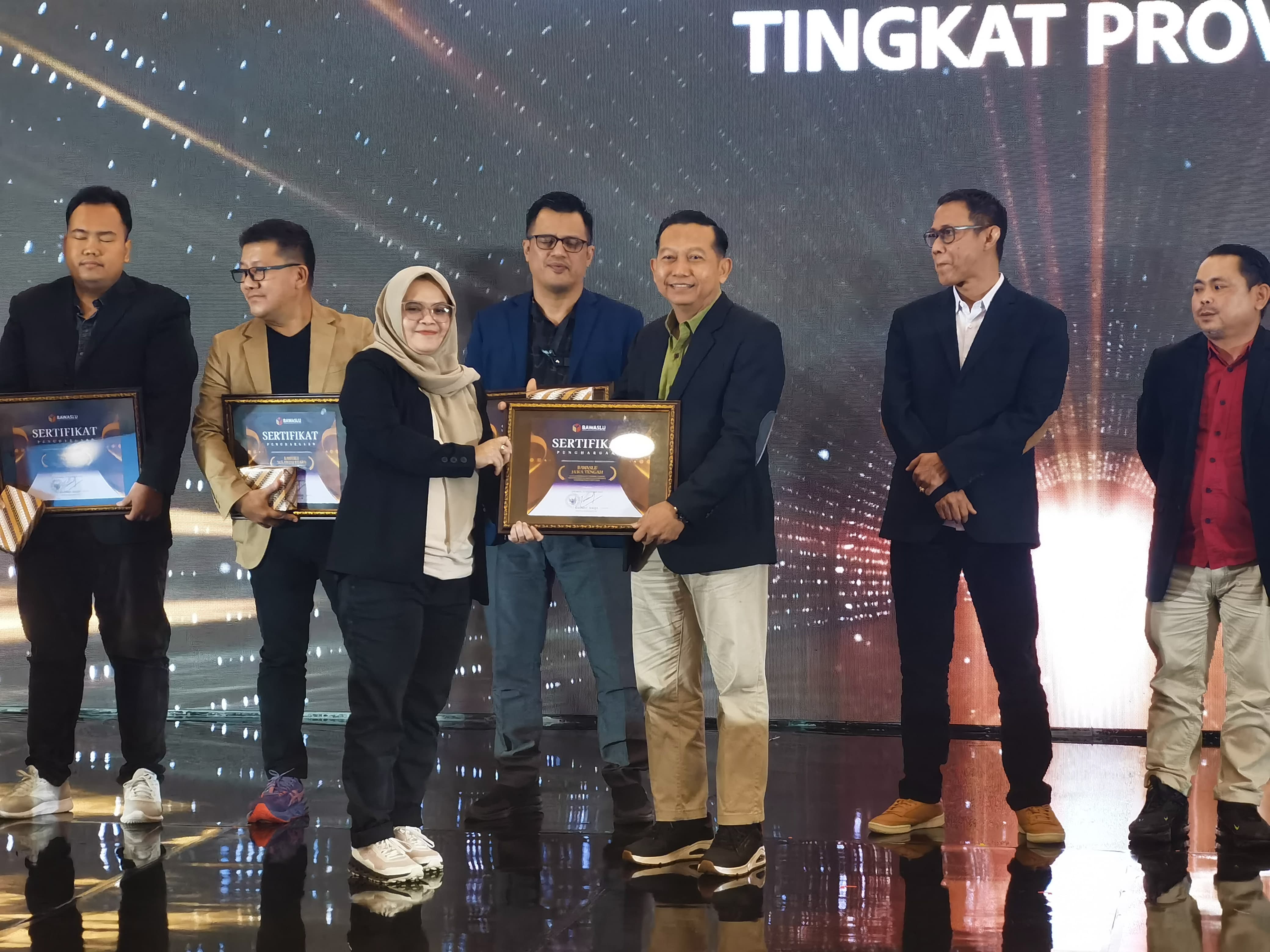 Bawaslu Jawa Tengah Raih Penghargaan Kehumasan Terbaik Tingkat Provinsi