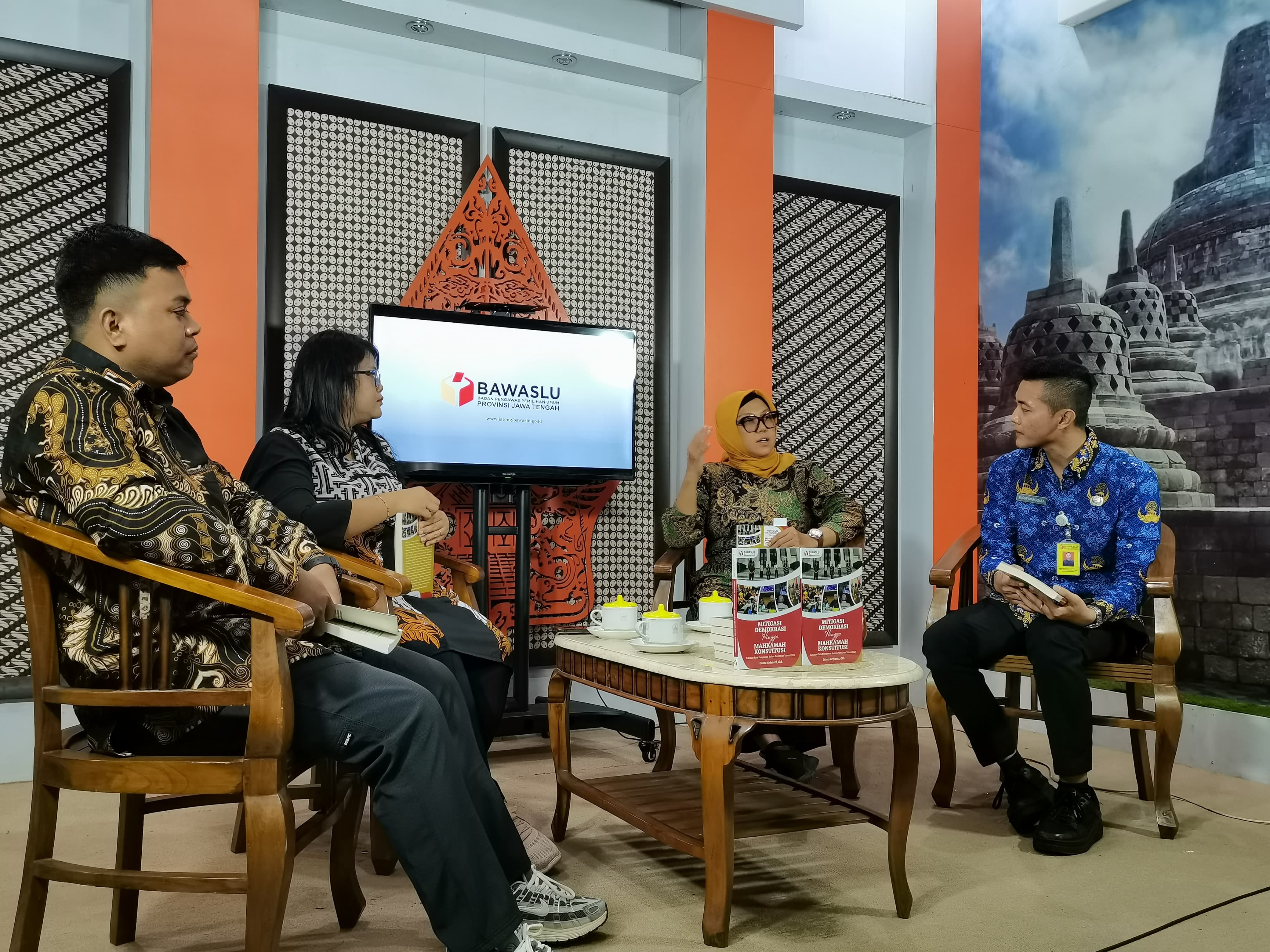 Bawaslu Jateng Luncurkan Buku Mitigasi Demokrasi Hingga Mahkamah Konstitusi