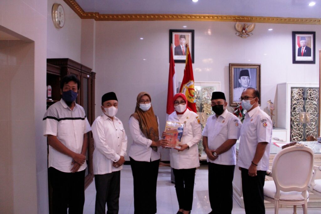 Kunjungan Ke Bupati Grobogan, Bawaslu Serahkan Buku Pengawasan