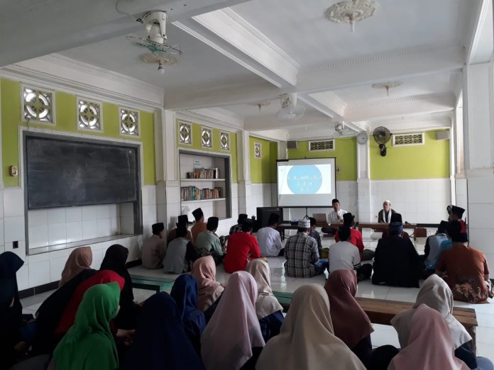 Bawaslu Kunjungi Pondok Pesantren Untuk Sosialisasi Pengawasan Partisipatif