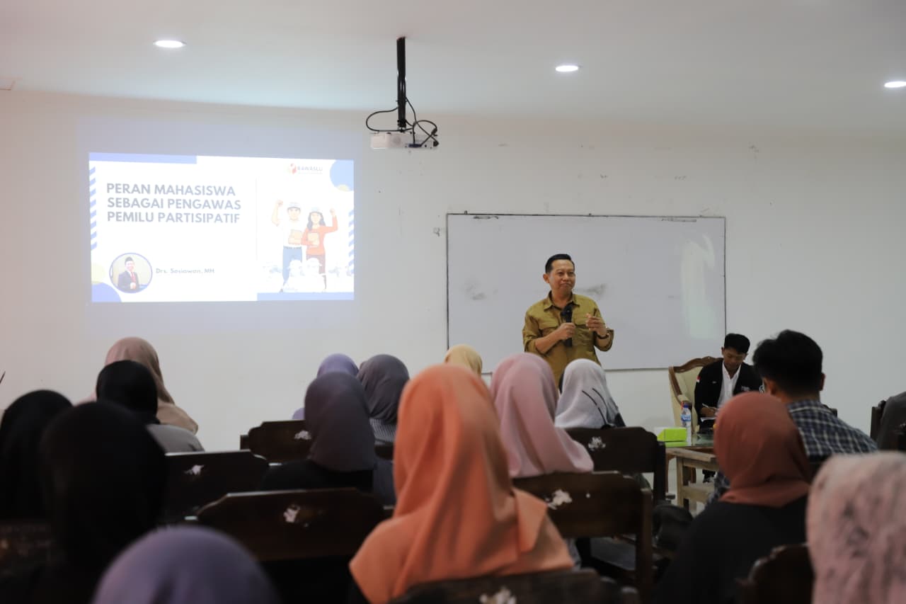 Anggota Badan Pengawas Pemilihan Umum (Bawaslu) Jawa Tengah, Sosiawan saat melakukan pemaparan materi terkait peran mahasiswa sebagai pengawas pemilu partisipatif kepada mahasiswa di Fakultas Hukum Universitas Islam Sultan Agung (Unissula), Jumat (12/9/2025).