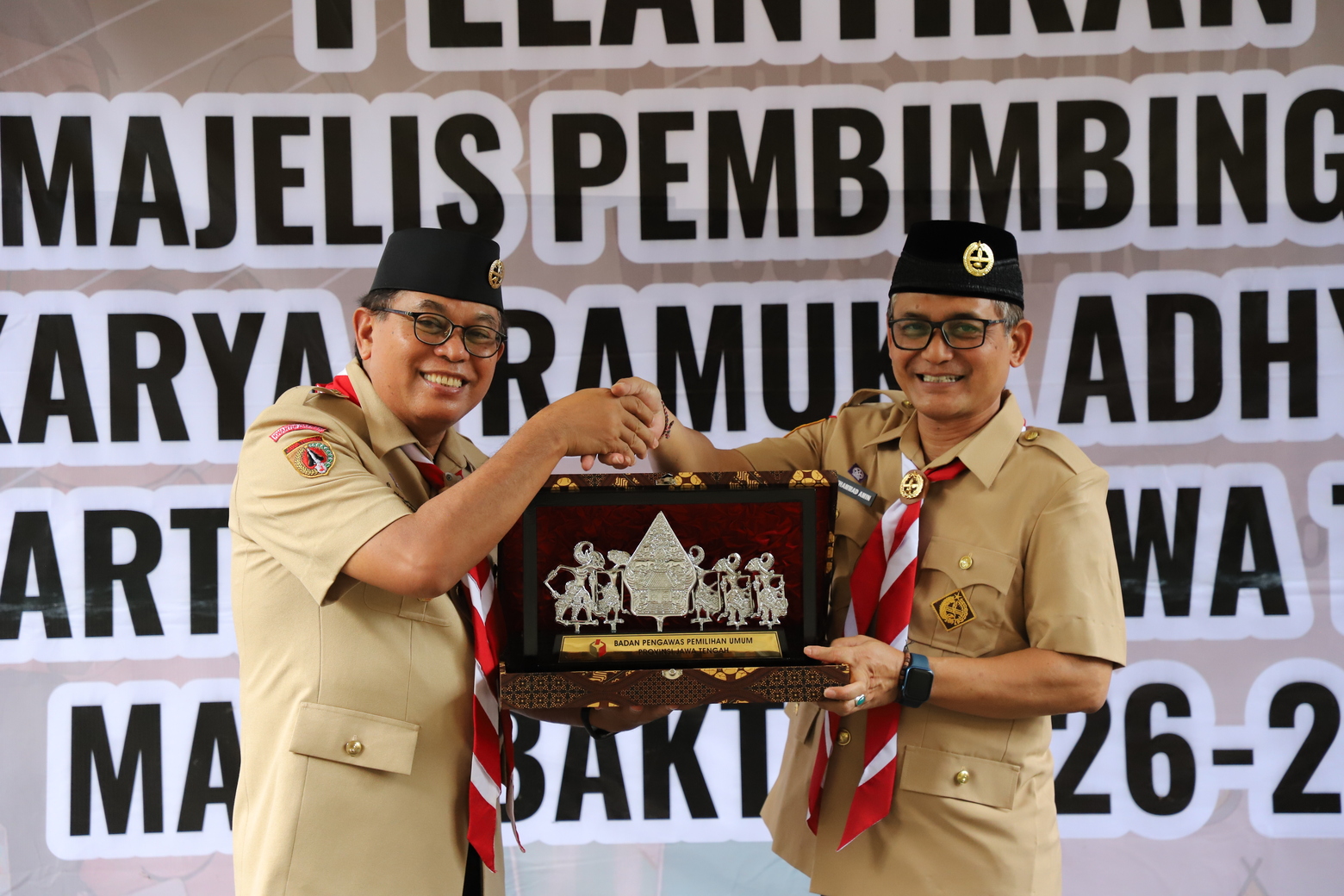Muhammad Amin saat menerima KTA dari Ketua Kwarda Gerakan Pramuka Jawa Tengah, Prof Dr Ir S Budi Prayitno, M.Sc