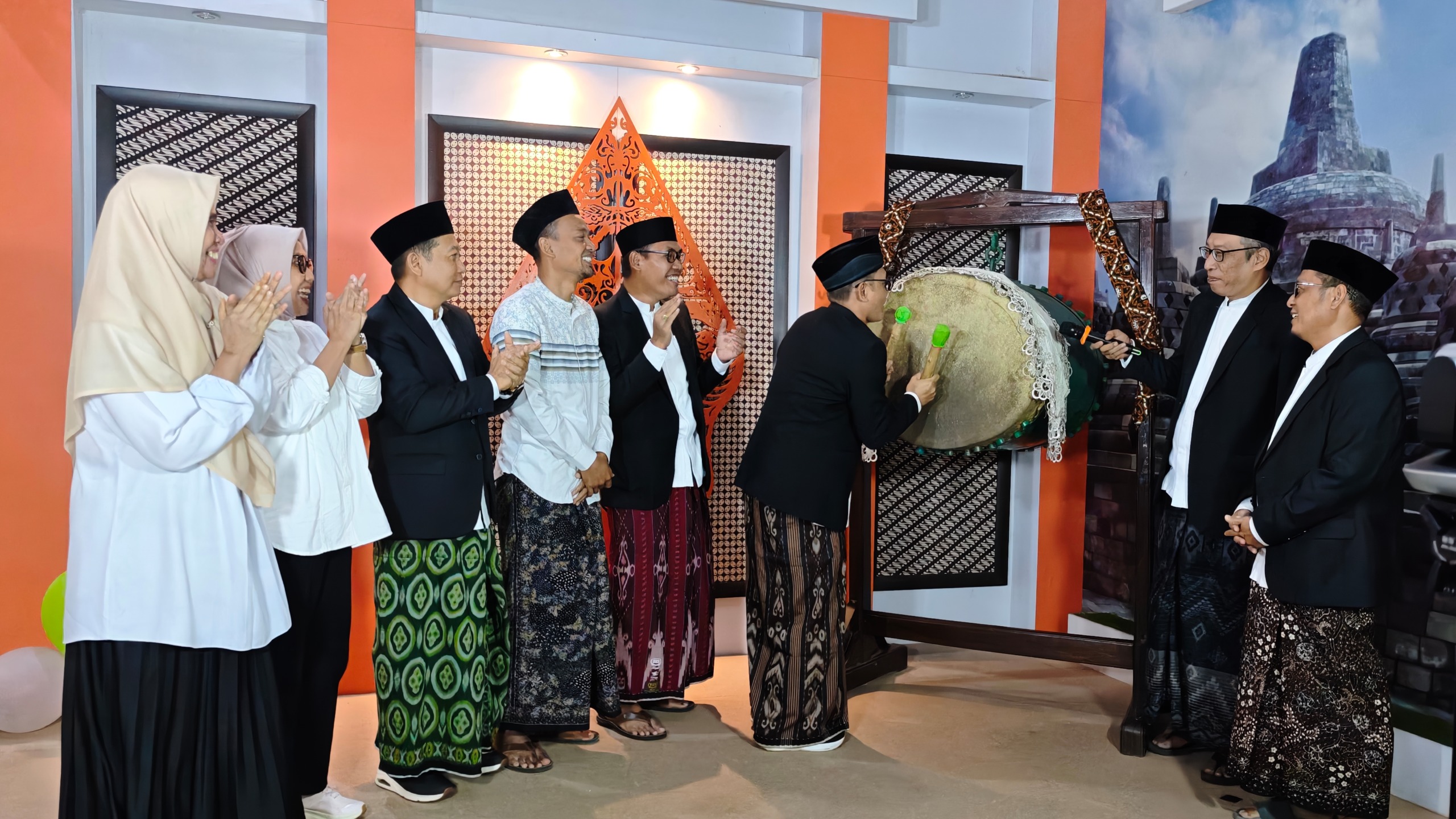 Ketua didampingi Anggota dan Kepala Sekretariat Bawaslu Provinsi Jawa Tengah sedang melakukan tabuh bedug Ngabuburit Sesarengan Ngawasi