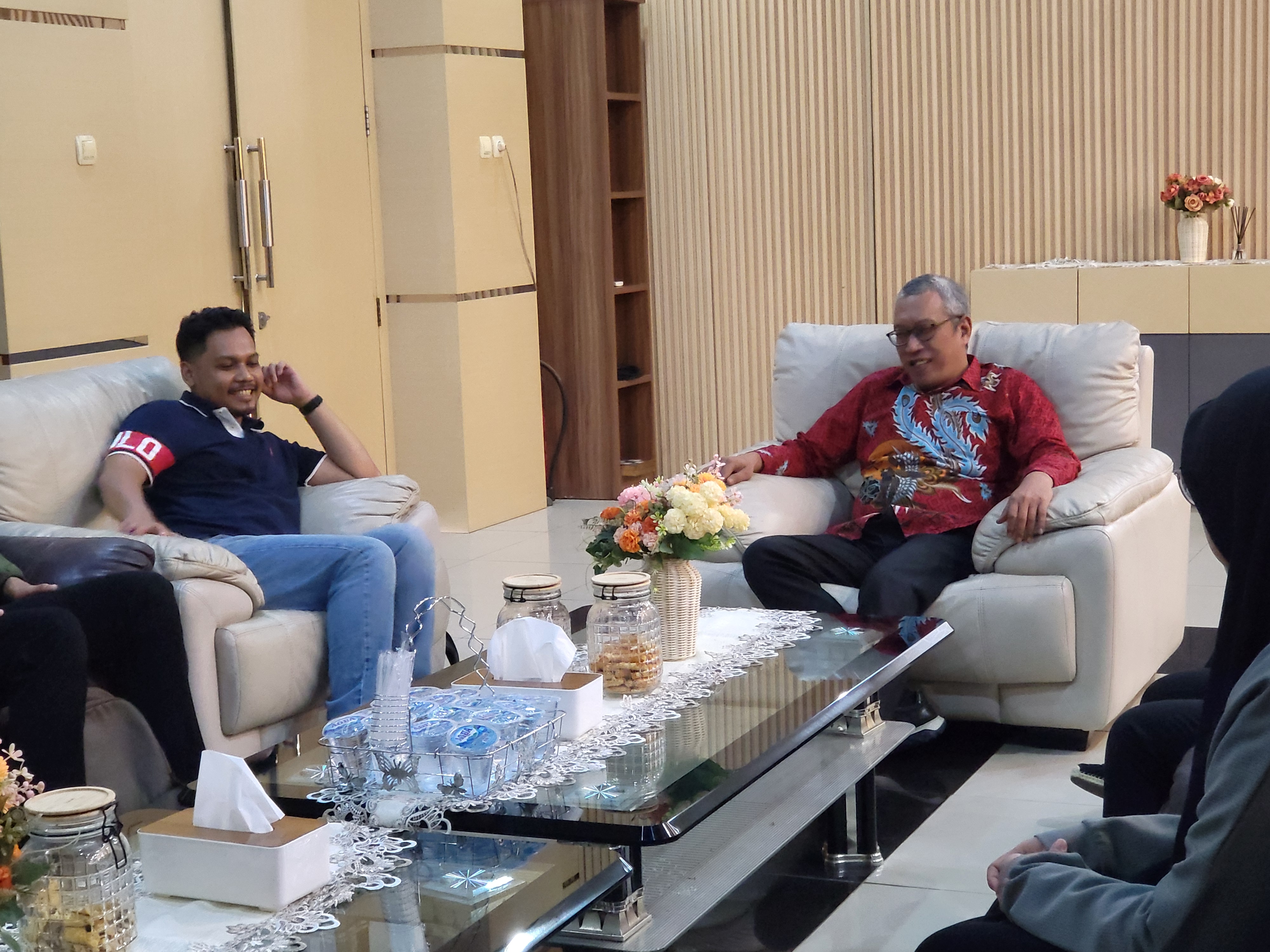 Achmad Husain sedang menerima audiensi dari Bawaslu RI