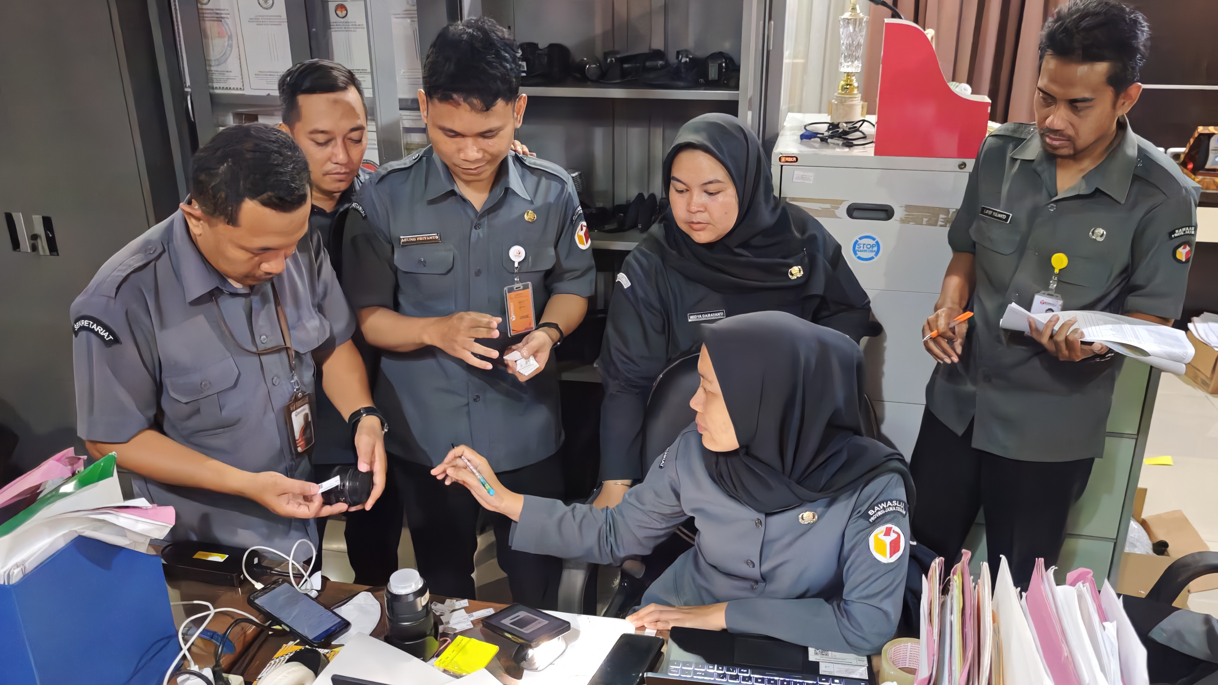 Petugas Verifikasi BMN Sedang Melakukan Inventarisasi Barang Milik Negara