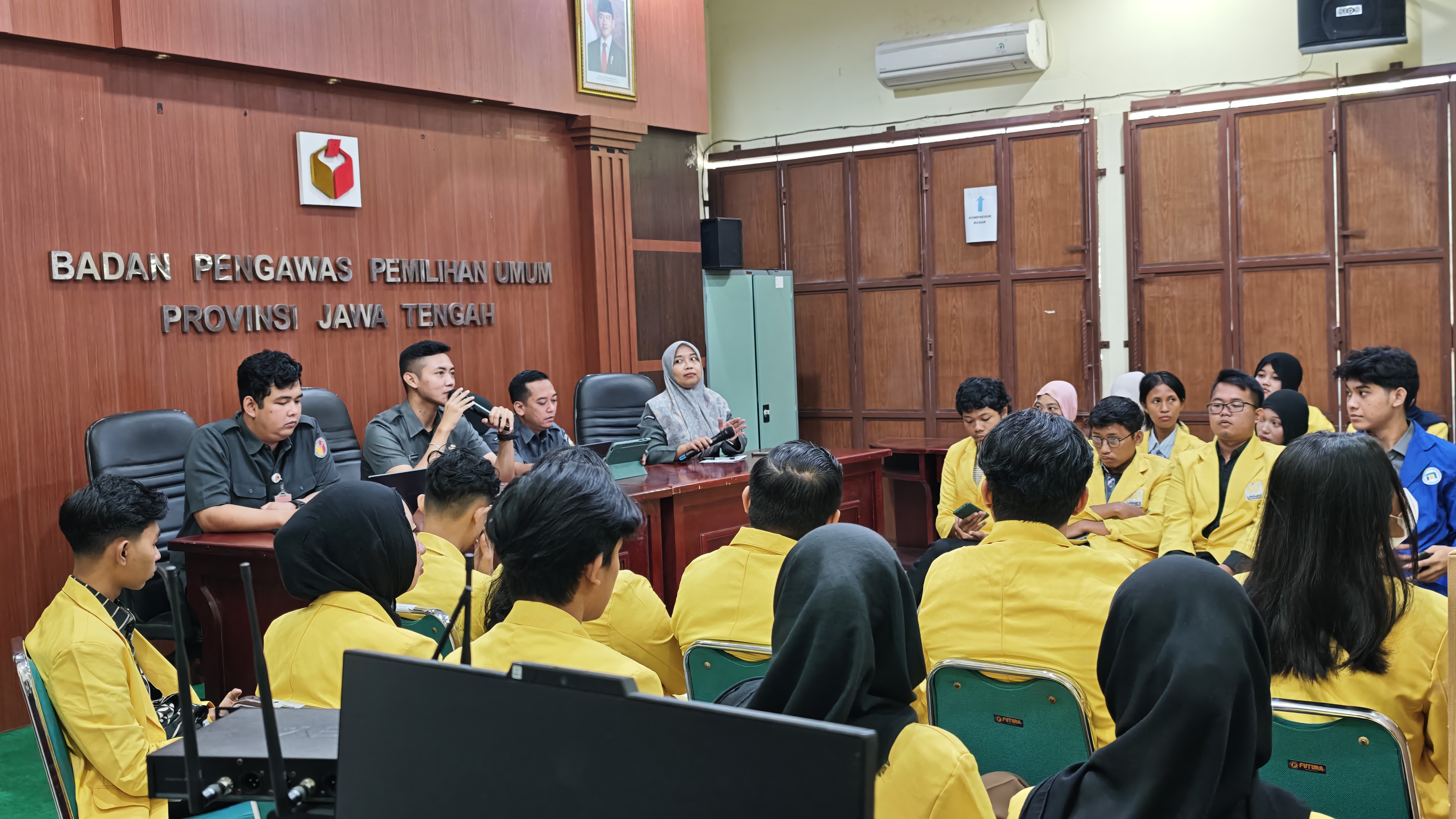 Humas Bawaslu Jateng Saat Memberikan Pemaparan Kepada Mahasiswa Magang