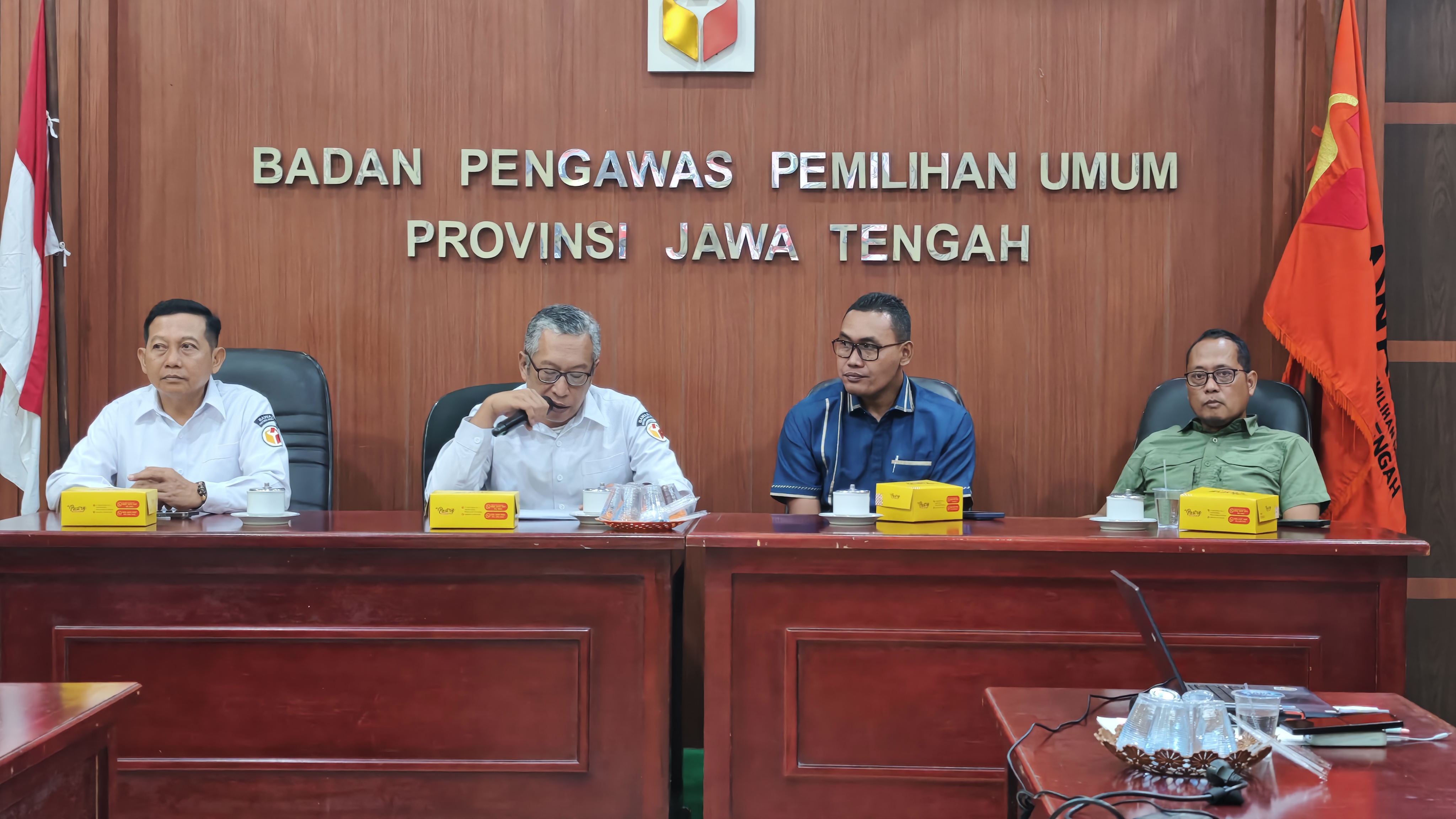Achmad Husain Sedang Menegaskan Pentingnya Penguasaan Regulasi Bagi Pengawas Pemilu
