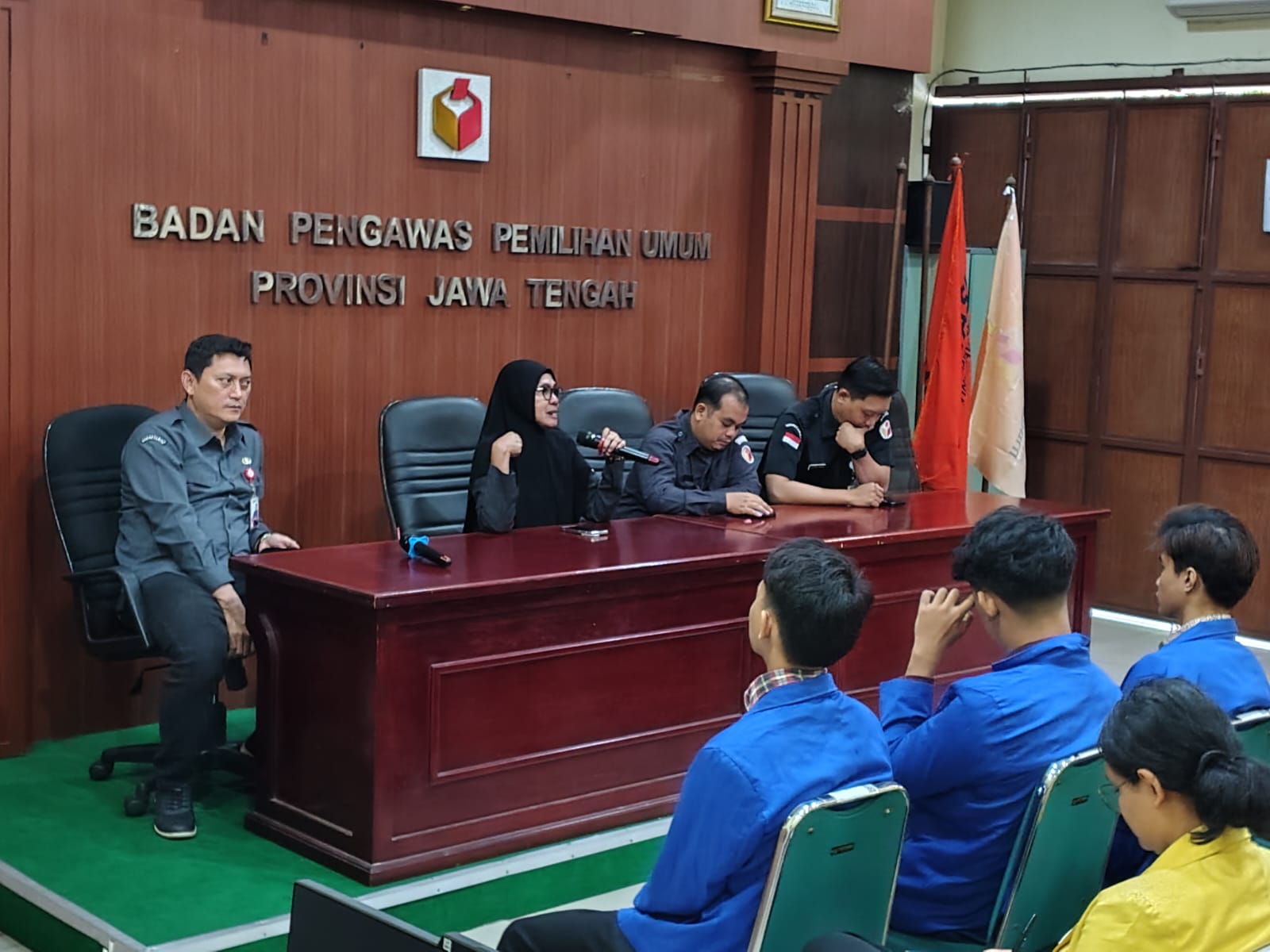 Kepala Sekretariat Bawaslu Jawa Tengah, Yessi sedang memberikan paparan kepada mahasiswa PKL