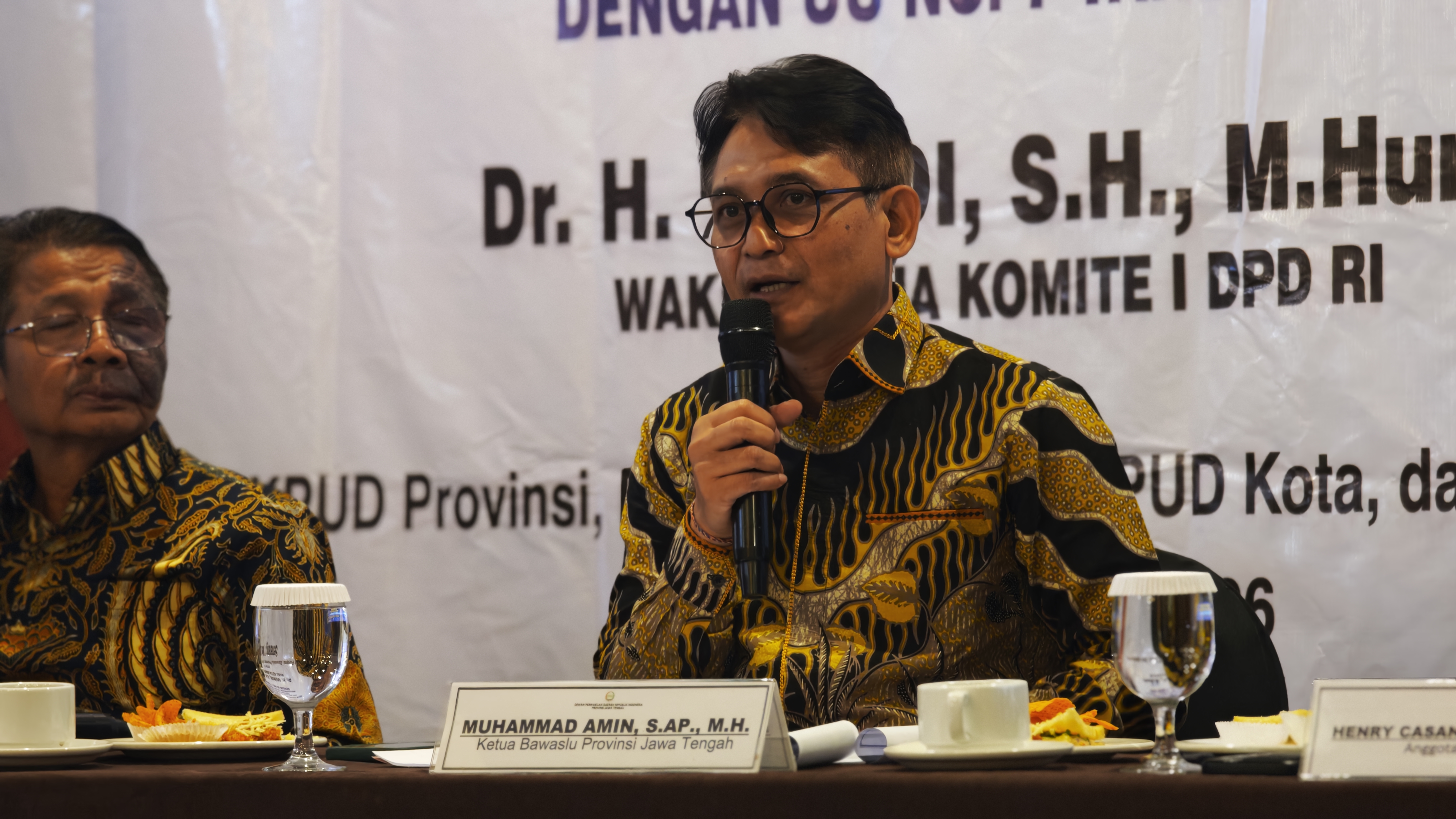 Ketua Bawaslu Provinsi Jawa Tengah memberi paparan dalam forum group discussion dengan DPD RI