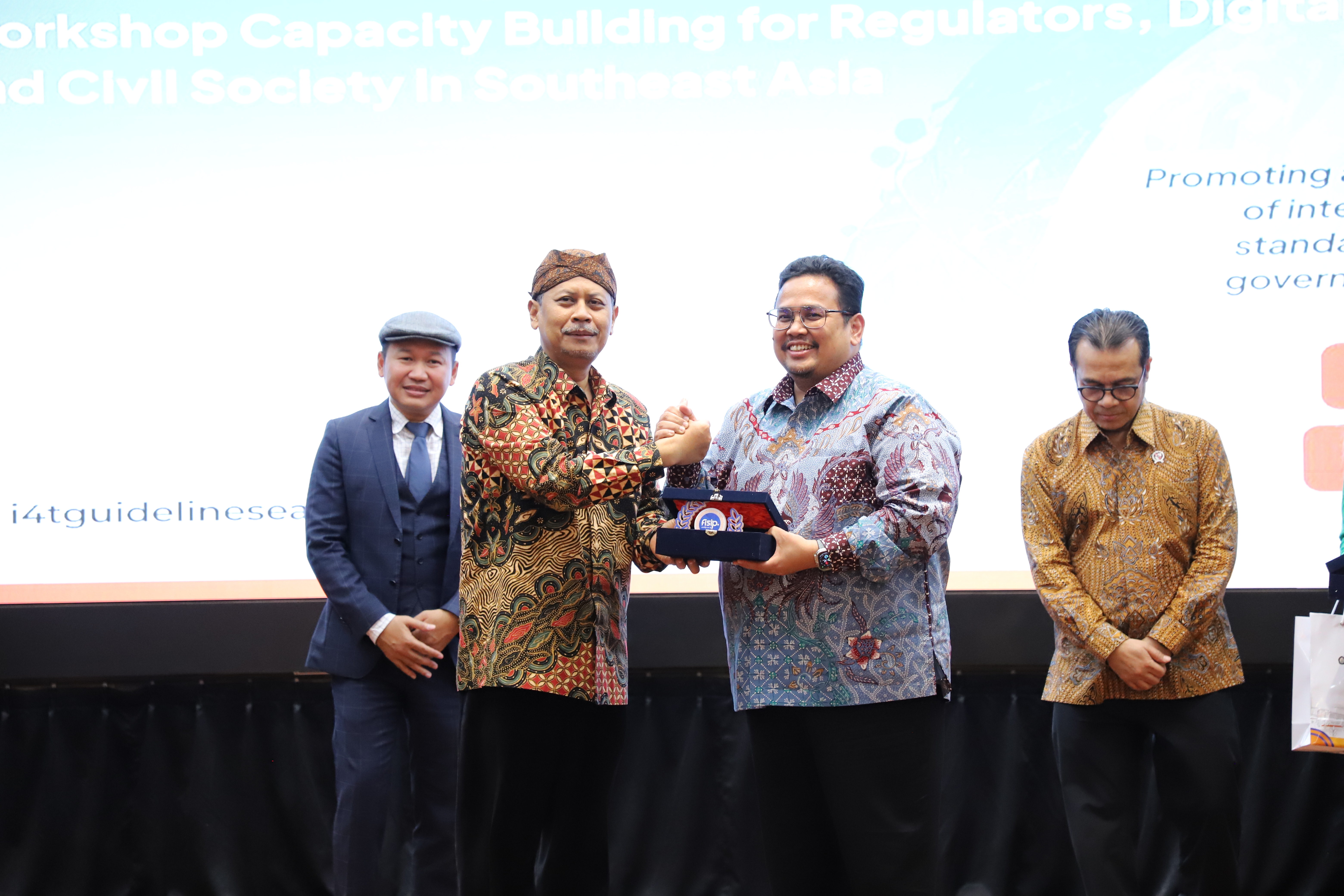 Ketua Bawaslu Rahmat Bagja menerima cinderamata dari Teguh Yuwono Dekan FISIP Universitas Diponegoro
