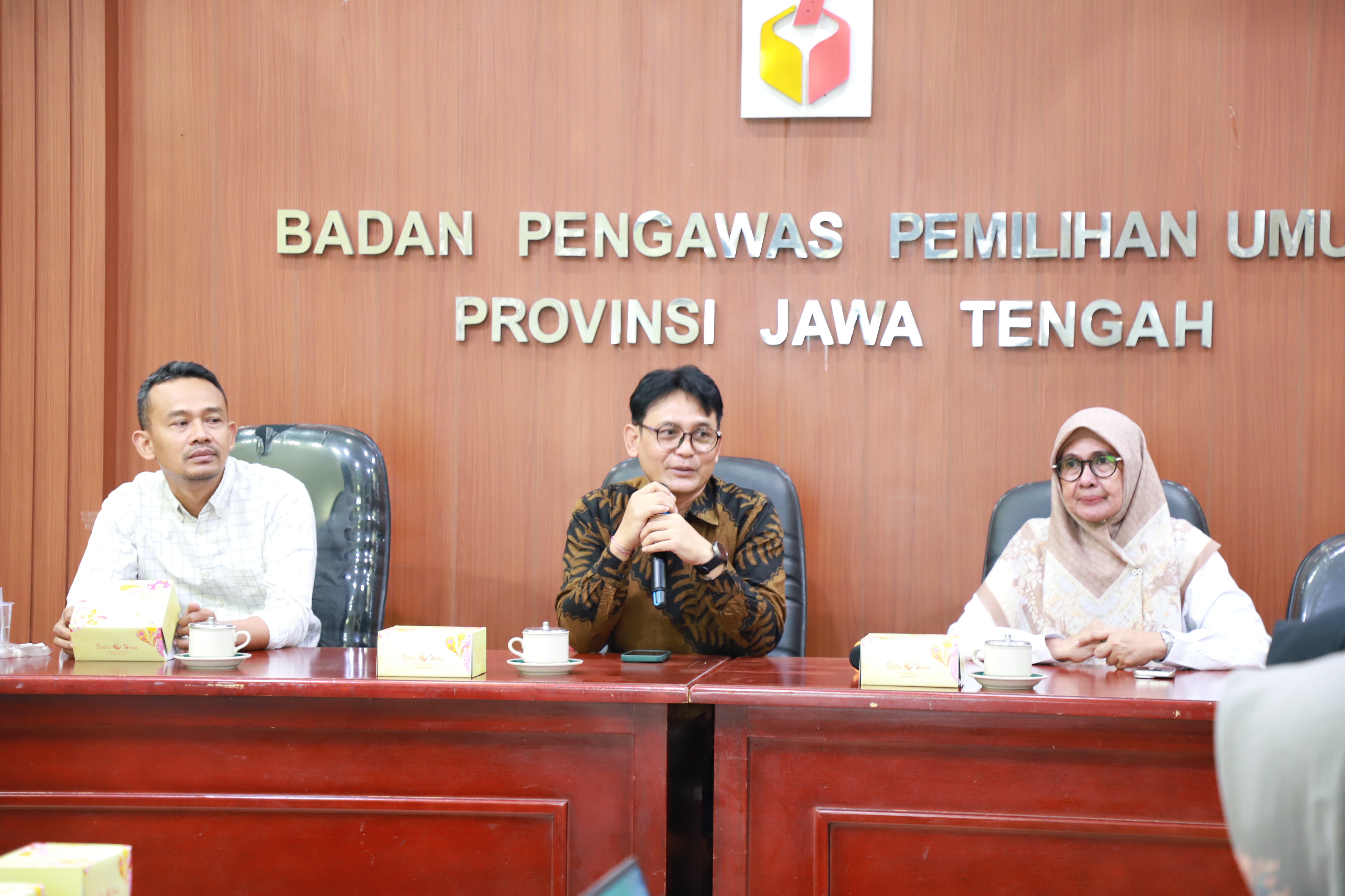 Ketua Bawaslu Jawa Tengah , Koordinator Divisi SDMO dengan Kepala Sekretariat Bawaslu Jawa Tengah memimpin kegiatan rapat pembahasan penyusutan arsip inaktif di Media Centre Bawaslu Provinsi Jawa Tengah