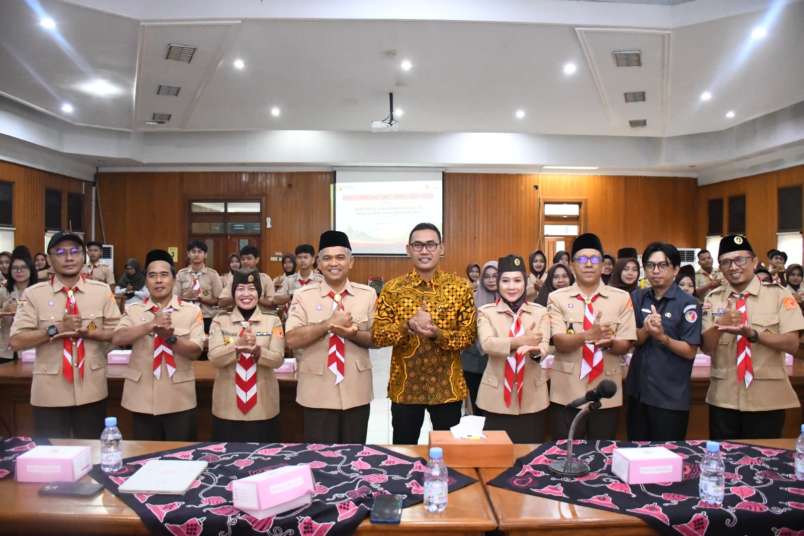 Koordinator Divisi Pencegahan dan Partisipasi Masyarakat Bawaslu Provinsi Jawa Tengah Nur Kholiq, bersama anggota Gerakan Pramuka Saka Adhyasta Pemilu dalam kegiatan Pendidikan Pengawas Partisipatif (P2P) yang diselenggarakan di Ruang Bina Karya Setda Kabupaten Magelang