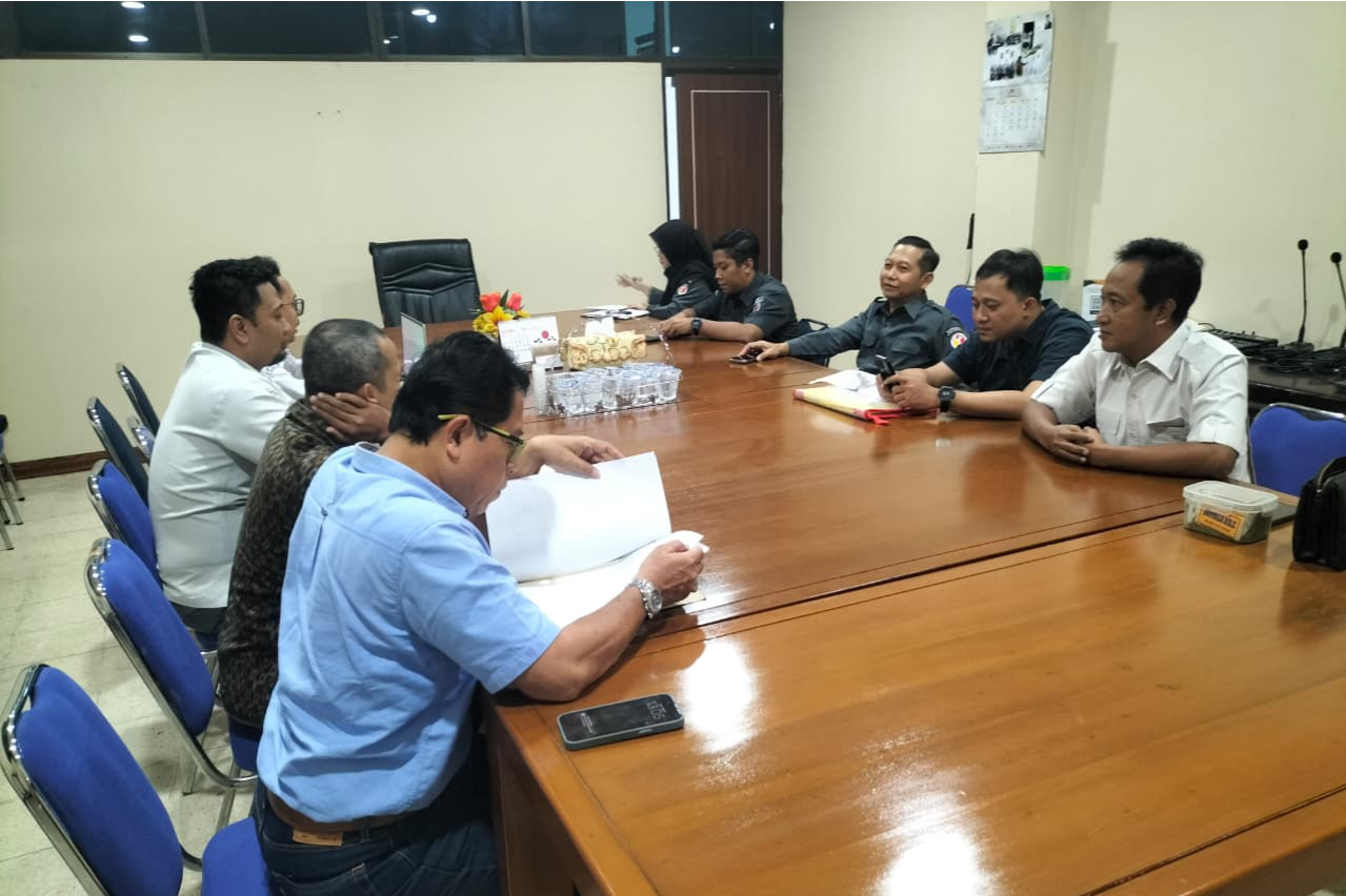 Anggota Bawaslu Jawa Tengah, Sosiawan bersama kepala bagian P3SP dan staf Bawaslu Provinsi Jawa Tengah yang bertugas sedang mencermati jalannya proses klarifikasi