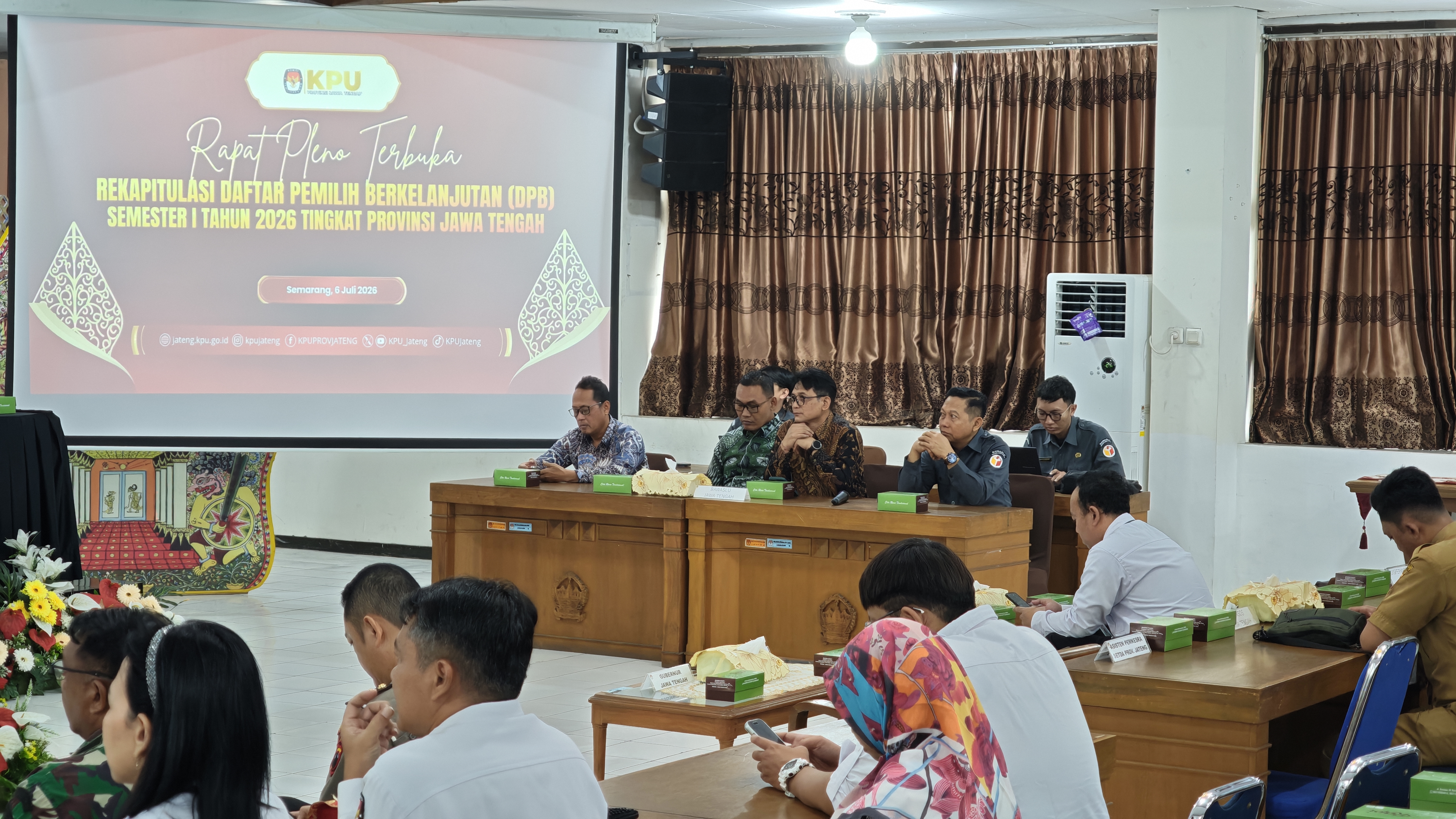 Ketua dan Anggota Bawaslu Provinsi Jawa Tengah beserta Kepala Bagian Pengawasan dan Staf Sekretariat menghadiri Rapat pleno pemilih dalam Pemutakhiran Data Pemilih Berkelanjutan (PDPB) Semester I Tahun 2026