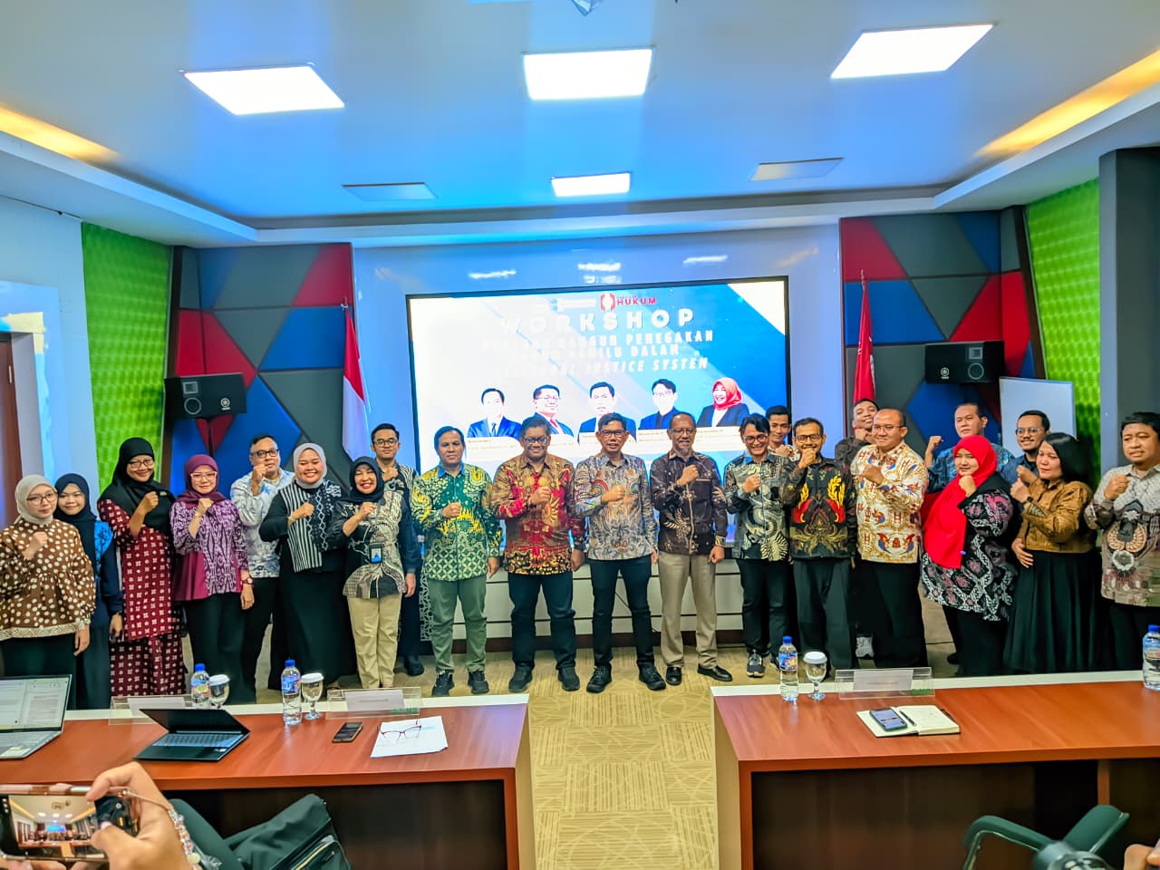Ketua Bawaslu Provinsi Jawa Tengah hadir sebagai narasumber dalam kegiatan Focus Group Discussion (FGD) "Rancang Bangun Penegakan Hukum Pemilu dalam Electoral Justice System" yang diselenggarakan oleh Pusat Perancangan Undang-Undang Bidang Politik, Hukum, dan Hak Asasi Manusia Badan Keahlian DPR RI di Fakultas Hukum Universitas Sebelas Maret (UNS), Surakarta