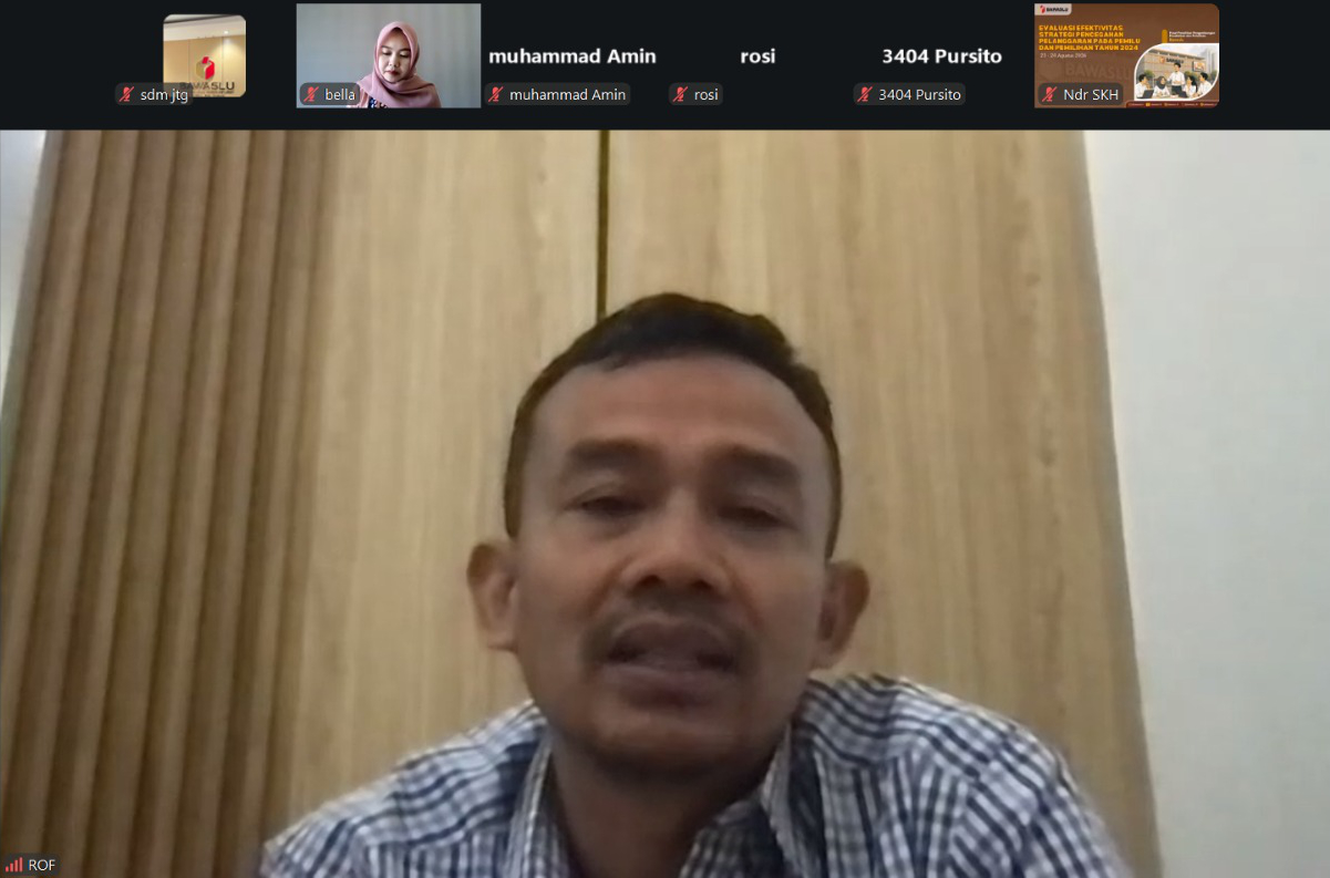 Koordinator Divisi SDM dan Organisasi Bawaslu Jawa Tengah, Muhammad Rofiuddin memberi penjelasan tentang pemanfaatan CERMAT (Cermin Monitoring dan Akuntabilitas Tugas) dalam Rapat Koordinasi CERMAT bersama Bawaslu Kabupaten/Kota se-Jawa Tengah melalui daring.