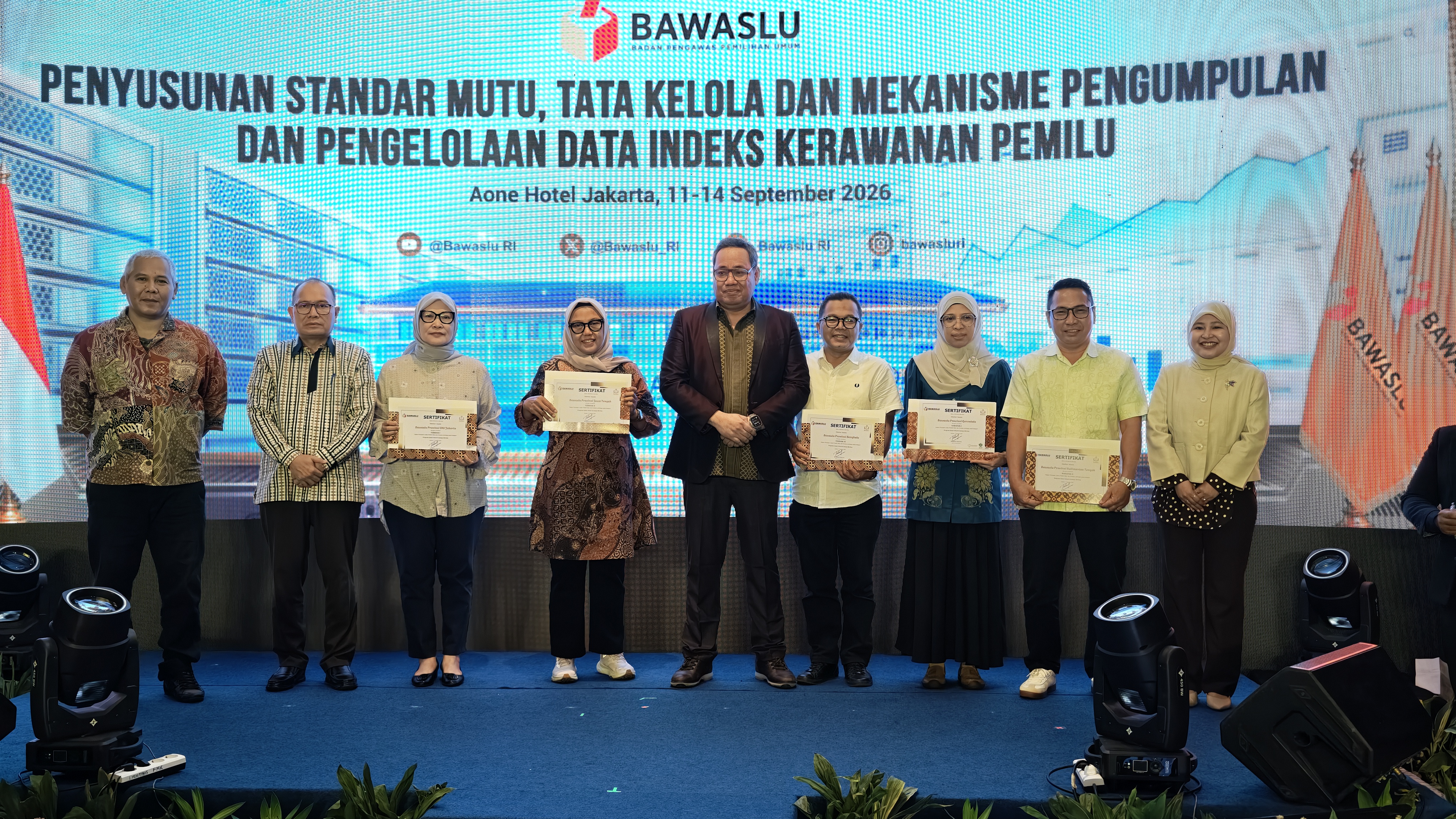 Bawaslu Provinsi Jawa Tengah menerima penghargaan yang diserahkan oleh Anggota Bawaslu RI Herwyn J. Malonda