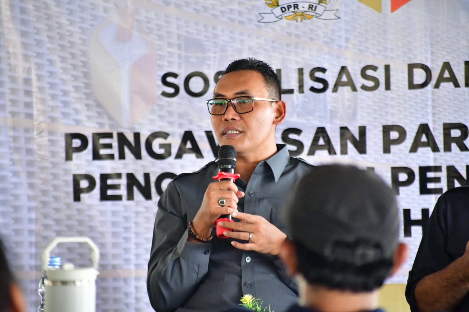 Anggota Bawaslu Provinsi Jawa Tengah Nur Kholiq membuka kegiatan Sosialisasi dan Penguatan Pengawasan Partisipatif dalam Penyelenggaraan Pemilu di Kabupaten Magelang