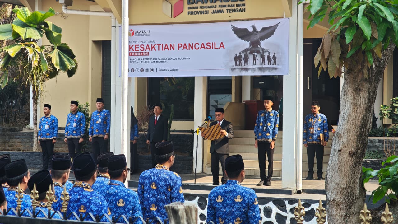  Anggota Bawaslu Provinsi Jawa Tengah, Wahyudi Sutrisno memimpin upacara Hari Kesaktian Pancasila