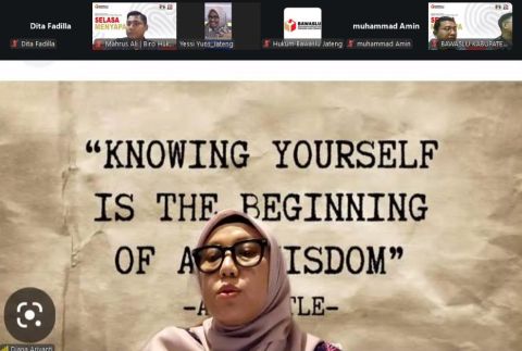 Diana Ariyanti memberi paparan tentang Teknik Penyusunan Produk Hukum