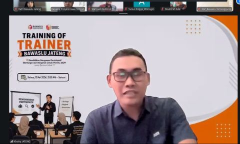 Koordinator Divisi Pencegahan Dan Parmas Bapak Nur Kholiq Menyampaikan Materi