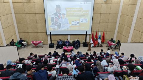 Mahasiswa berpatisipasi aktif mengikuti penyampaian paparan Herwyn JH Malonda di auditorium FSH UIN Walisongo Semarang