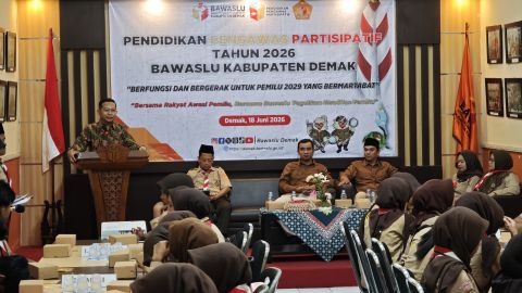Koordinator Divisi Hubungan Masyarakat dan Data Informasi Bawaslu Provinsi Jawa Tengah Sosiawan, memberikan arahan sekaligus penguatan kepada peserta terkait pentingnya peran masyarakat dalam mengawal proses demokrasi