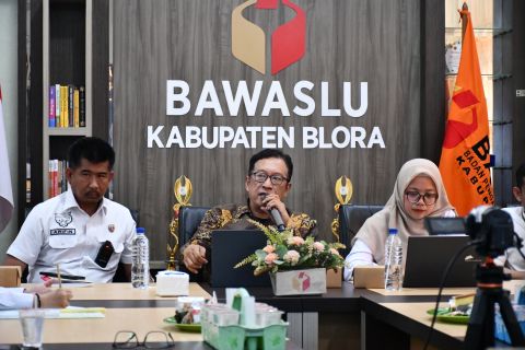 Anggota Bawaslu Provinsi Jawa Tengah Koordinator Divisi Penanganan Pelanggaran Achmad Husain, Analis Hukum Ahli Pertama Bawaslu Provinsi Jawa Tengah, Annisaa Dwi Melyani, serta Kasat Reskrim Polres Blora, Zaenul Arifin sebagai narasumber dalam kegiatan Rapat Koordinasi Peningkatan Kapasitas Divisi Penanganan Pelanggaran Bawaslu Kabupaten Blora
