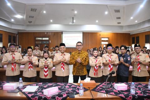 Koordinator Divisi Pencegahan dan Partisipasi Masyarakat Bawaslu Provinsi Jawa Tengah Nur Kholiq, bersama anggota Gerakan Pramuka Saka Adhyasta Pemilu dalam kegiatan Pendidikan Pengawas Partisipatif (P2P) yang diselenggarakan di Ruang Bina Karya Setda Kabupaten Magelang