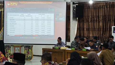 Badan Pengawas Pemilihan Umum (Bawaslu) Provinsi Jawa Tengah melakukan perncermatan angka pada data pemilih hasil pengawasan Pemutakhiran Data Pemilih Berkelanjutan (PDPB) Semester I Tahun 2026
