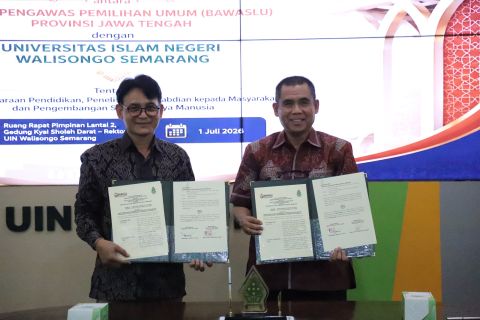 Penandatanganan MoU yang berlangsung di Gedung Rektorat UIN Walisongo Semarang, Ketua Bawaslu Jawa Tengah Muhammad Amin dan Rektor UIN Walisongo Prof. Dr. H. Musahadi, M.Ag.