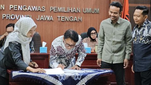 Ketua Bawaslu Provinsi Jawa Tengah Muhammad Amin, menandatangani IKU Tahun 2026