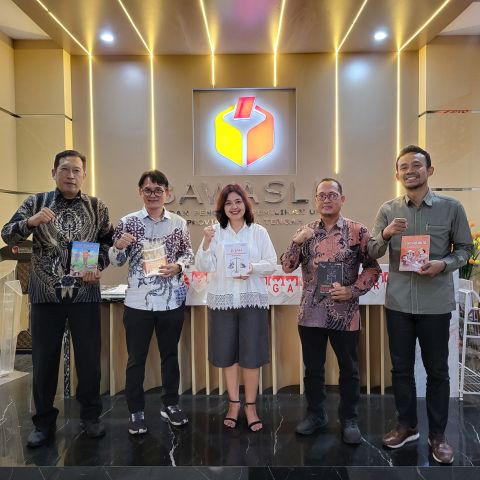 Penyerahan buku kepada perwakilan dari Library of Congress dihadiri Ketua Bawaslu Provinsi Jawa Tengah beserta anggota Bawaslu Jateng