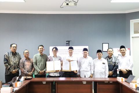 Ketua Bawaslu Provinsi Jawa Tengah dengan Dekan FISIP UIN Walisongo melakukan penanda tanganan perjanjian kerja sama
