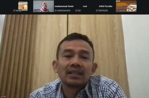 Koordinator Divisi SDM dan Organisasi Bawaslu Jawa Tengah, Muhammad Rofiuddin memberi penjelasan tentang pemanfaatan CERMAT (Cermin Monitoring dan Akuntabilitas Tugas) dalam Rapat Koordinasi CERMAT bersama Bawaslu Kabupaten/Kota se-Jawa Tengah melalui daring.