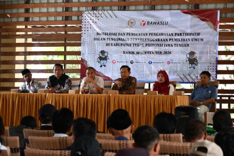 Anggota Bawaslu Provinsi Jawa Tengah Sosiawan membuka kegiatan Sosialisasi Pengawasan Partisipatif (Soswatif) yang diselenggarakan Bawaslu RI di RM Gilar-Gilar, Kabupaten Tegal