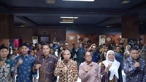  Anggota Bawaslu Provinsi Jawa Tengah Wahyudi bersama jajaran Bawaslu Kabupaten Tegal dalam kegiatan Sosialisasi dan Penguatan Pengawasan Partisipatif dalam Pengawasan Penyelenggaraan Pemilihan Umum yang diselenggarakan Bawaslu RI di RM Gilar-Gilar, Kabupaten Tegal