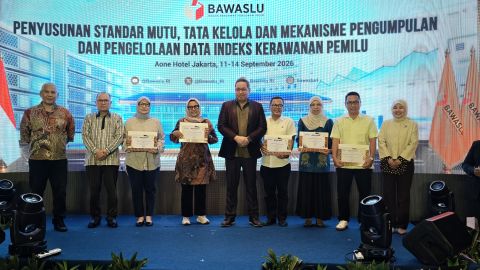 Bawaslu Provinsi Jawa Tengah menerima penghargaan yang diserahkan oleh Anggota Bawaslu RI Herwyn J. Malonda