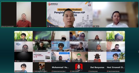 Anggota Bawaslu Provinsi Jawa Tengah, Sosiawan,  Kepala Bagian Hukum, Humas, Data dan Informasi Bawaslu Provinsi Jawa Tengah, Bayu Indra Permana, Pejabat Fungsional Pranata Komputer Ahli Pertama Bawaslu Provinsi Jawa Tengah, Setiadi Kurniawan dalam kegiatan Koordinasi Pra Finalisasi Pengisian Self Assessment Questionnaire (SAQ) Monitoring dan Evaluasi Keterbukaan Informasi Publik (Monev KIP) Jawa Tengah Tahun 2026