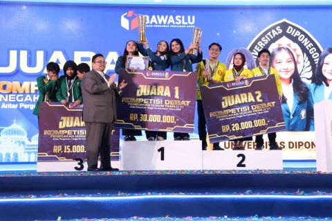 Tim FH Undip merayakan keberhasilan meraih Juara I Kompetisi Debat Penegakan Hukum Pemilu VI Tahun 2026 yang diselenggarakan Bawaslu RI.