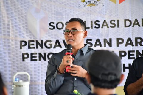 Anggota Bawaslu Provinsi Jawa Tengah Nur Kholiq membuka kegiatan Sosialisasi dan Penguatan Pengawasan Partisipatif dalam Penyelenggaraan Pemilu di Kabupaten Magelang