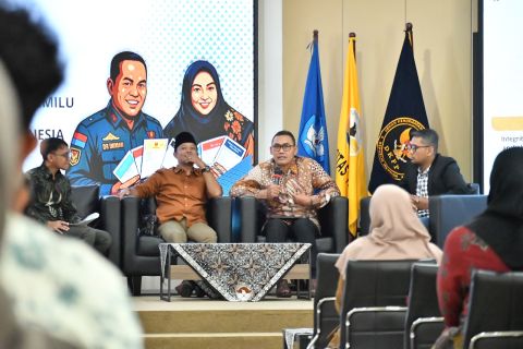 Anggota Bawaslu Jawa Tengah sekaligus Koordinator Divisi Pencegahan dan Partisipasi Masyarakat, Nur Kholiq menjadi narasumber dalam seminar nasional yang diselenggarakan Dewan Kehormatan Penyelenggara Pemilu (DKPP) Bersama Universitas Tidar Magelang dengan tema “Integritas Pemilu dan Masa Depan Demokrasi Indonesia”