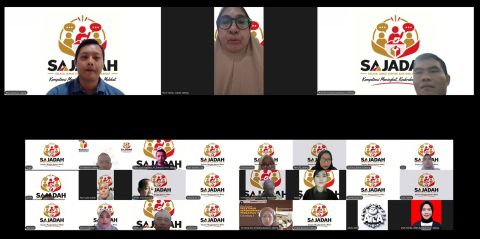 Kepala Sekretariat Bawaslu Provinsi Jawa Tengah, Yessi Yunius menyampaikan pengantar dalam kegiatan SAJADAH (Selasa Jumat Diskusi Asik dan Hangat) Volume 14, Bayu Indra Permana sebagai pemateri dan Ristya Widodo sebagai moderator.