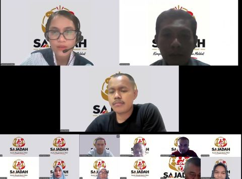 Yulia Fransisca Rering, staf Bagian Administrasi Bawaslu Provinsi Jawa Tengah menjadi narasumber pada kegiatan SAJADAH (Selasa Jumat Diskusi Asik dan Hangat) Volume 9 secara daring melalui Zoom Meeting