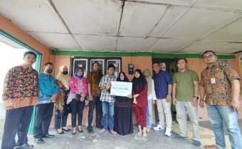 Bawaslu Klaten Dampingi BPJS Ketenagakerjaan Berikan Santunan ke Ahli Waris Panwaslu Kecamatan Klaten Utara yang Meninggal Dunia