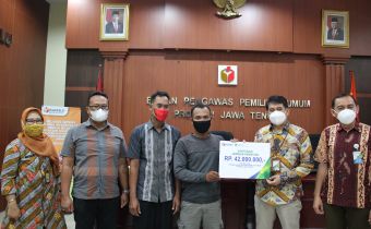 BPJS Ketenagakerjaan Bersama Bawaslu Serahkan Santunan