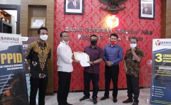 Komisi Informasi Serahkan Instrumen Pemeringkatan Keterbukaan Informasi