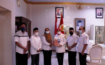 Kunjungan Ke Bupati Grobogan, Bawaslu Serahkan Buku Pengawasan